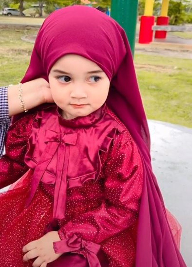 Daughter is praised as beautiful as a doll, her mother's appearance makes everyone explode - 6