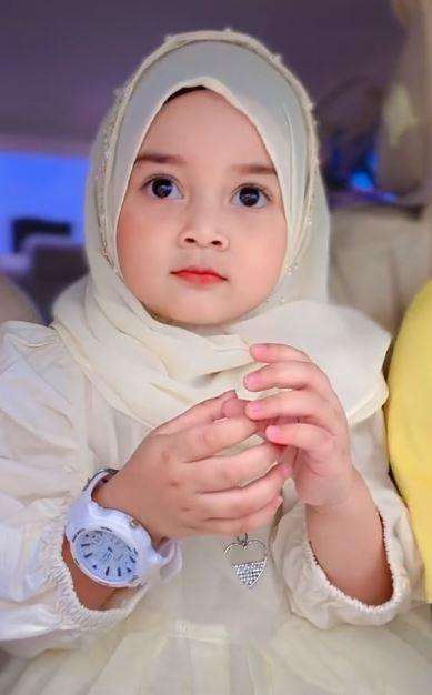 Daughter is praised as beautiful as a doll, her mother's appearance makes everyone explode - 4