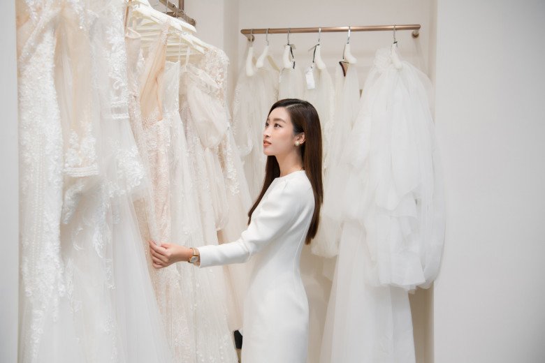 Amidst the young master's question, Do My Linh beamed at the wedding dress - 3