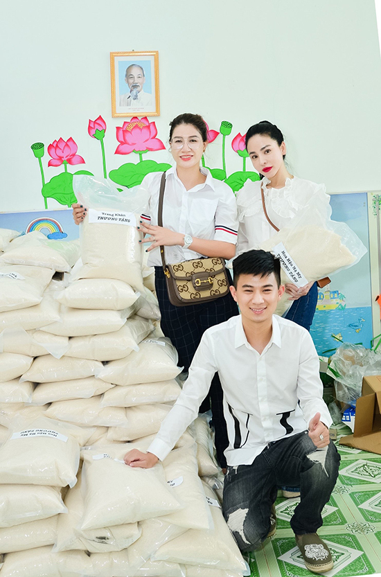 Hoa hậu Hạ My cùng Trang Trần vượt đèo trao tặng quà cho bà con đồng bào tỉnh Lâm Đồng - 2