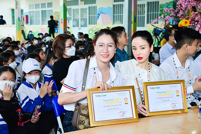 Hoa hậu Hạ My cùng Trang Trần vượt đèo trao tặng quà cho bà con đồng bào tỉnh Lâm Đồng - 4