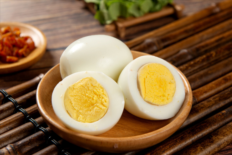 Boil eggs not only with water, add these 2 ingredients, eggs are soft and easy to peel - 7