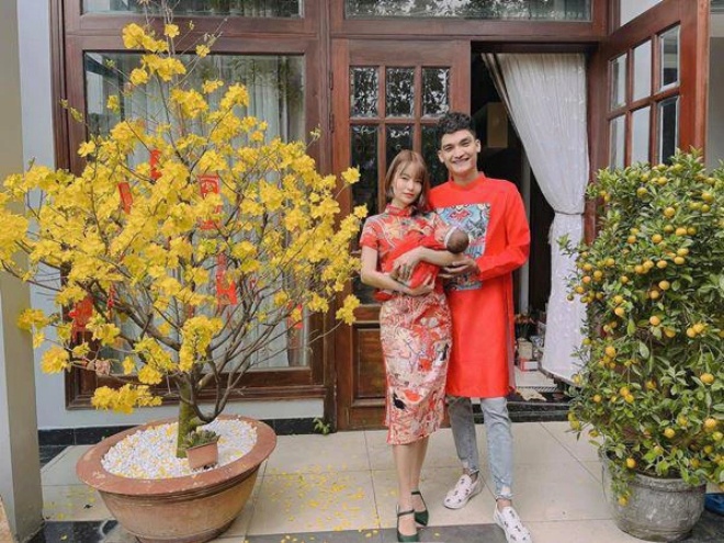 From sharing bread, having to borrow money for weddings, Vietnamese stars are now letting their wives live in big villas - 6