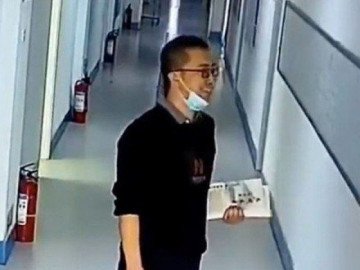 Thầy giáo cố nở nụ cười trước khi vào lớp và lý do cảm động phía sau