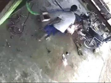 Clip: Xe máy bất ngờ bốc cháy, người đàn ông có pha dập lửa cực độc