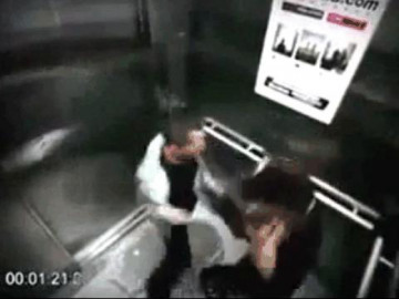  Clip: Bị cướp dùng dao đe dọa, cô gái có màn phản đòn cực gắt 