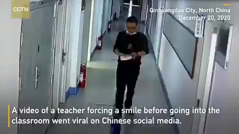 The teacher tries to smile before entering the class and the touching reason behind it - 1