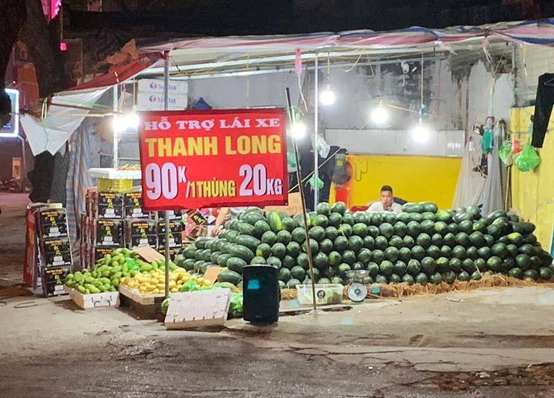 Bananas 5,000 VND, dragon fruit 4,000 VND/kg piled on pavement - 1
