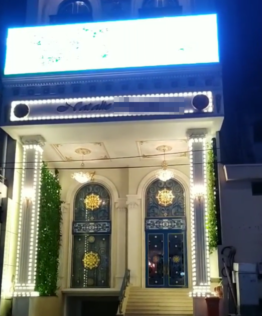 Tòa nhà được thiết kế dát vàng sang trọng và luôn sáng đèn lung linh, có đến 7 tầng và một hầm để xe.