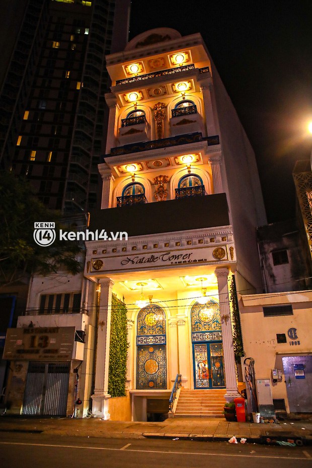 Công chúa duy nhất của đại gia Bình Dương chỉ mới hơn 16 tuổi đã sở hữu khối tài sản khiến nhiều người phải trầm trồ. Tòa nhà được thiết kế dát vàng sang trọng và luôn sáng đèn lung linh, có đến 7 tầng và một hầm để xe.