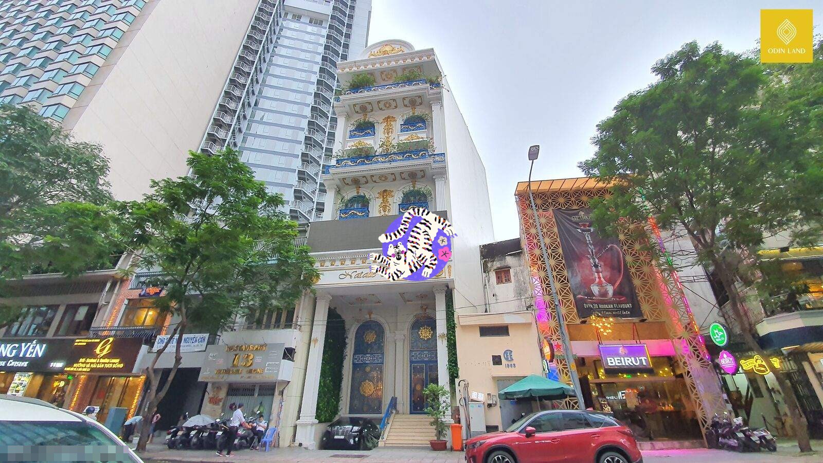 CEO Đại Nam Nguyễn Phương Hằng được biết đến là một đại gia bất động sản. Người phụ nữ này từng chia sẻ, số đỏ của bà không chỉ có 1 vài tấm mà có cả ký. Các bất động sản của bà có nhiều mảnh rất có giá trị cao. Điển hình trong số đó là những mảnh đất nằm trên đất vàng Ngô Đức Kế.