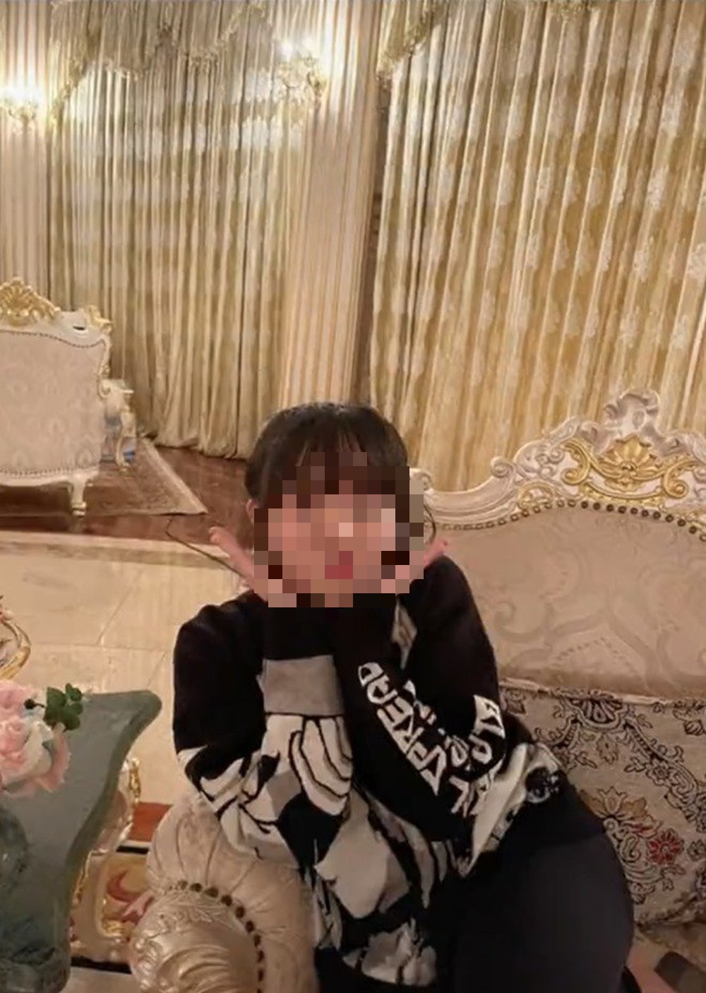 Theo nữ đại gia, con gái bà rất ngoan và lễ phép, đồng thời là bản sao của mình, từ ngoại hình đến tính cách.