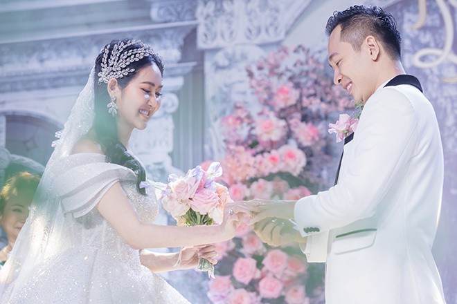 Người đẹp xuất hiện trong bộ váy đính kết pha lê như một nàng công chúa.