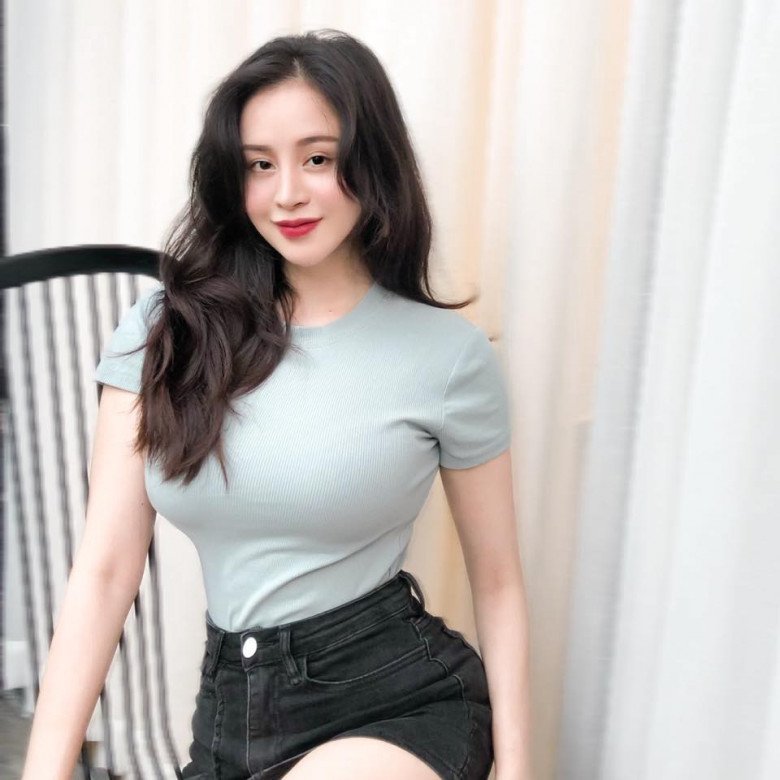 amp;#34;Mrs Tungamp;#34;  Huyen Anh released a sexy behind-the-scenes clip, people praised the curvy place and the straight place was drunk - 12