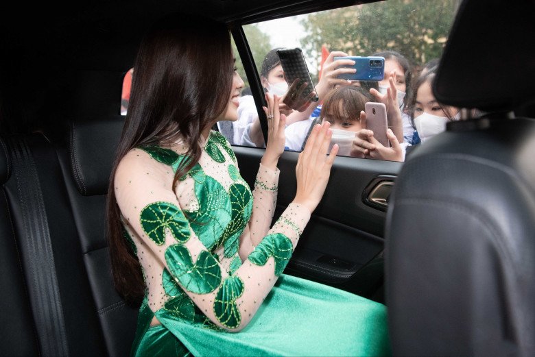 Do Thi Ha wears old Ao Dai back to her hometown, her beauty is getting promoted - 3
