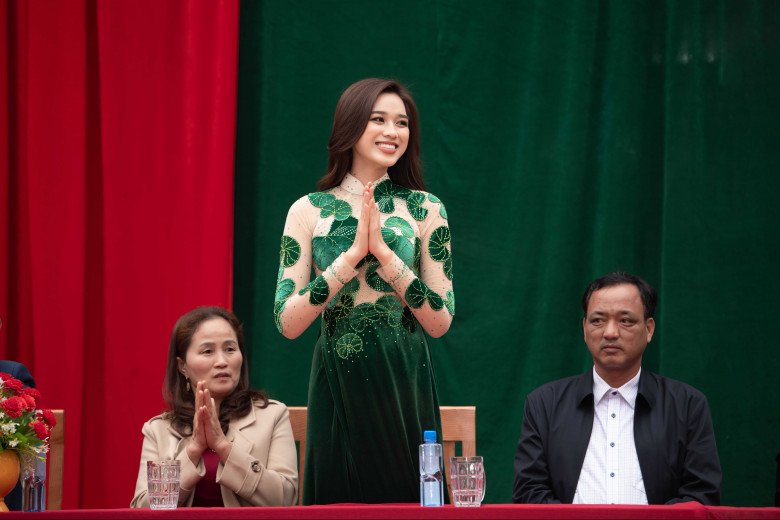 Do Thi Ha wears old Ao Dai back to her hometown, her beauty is getting promoted - 4