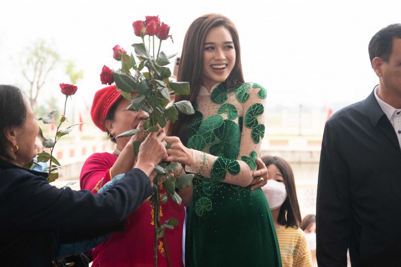 Do Thi Ha wears old Ao Dai to return to her homeland, her beauty is getting rank - 1