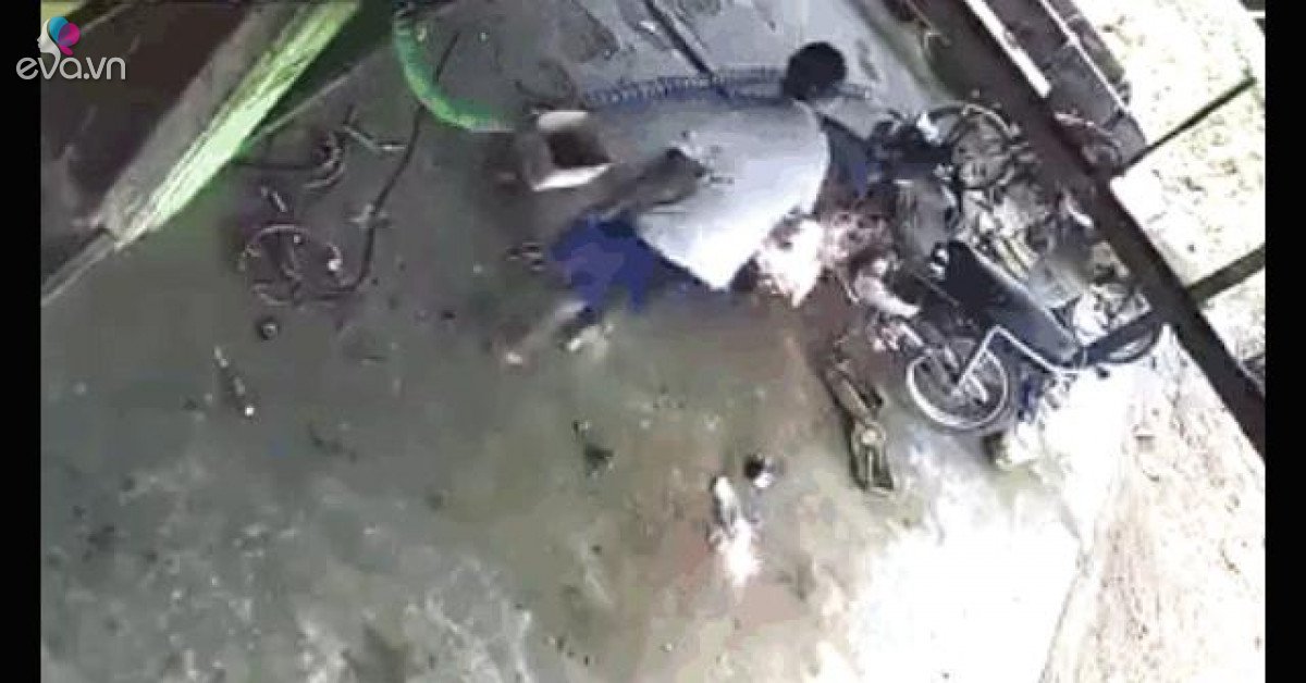 The motorcycle suddenly caught fire, the man went through a very toxic phase of extinguishing the fire