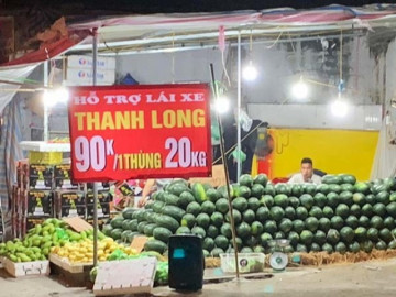 Chuối 5.000 đồng, thanh long 4.000 đồng/kg chất đống đầy vỉa hè