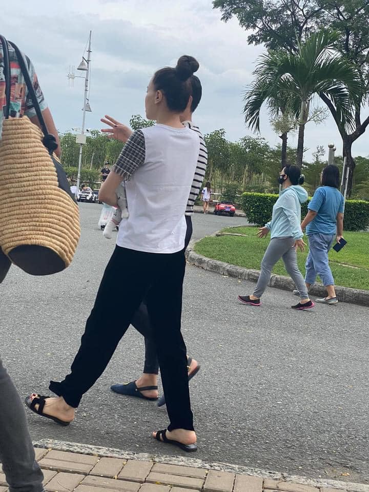 Hồ Ngọc Hà, Tăng Thanh Hà bị bắt gặp cảnh giản dị chăm con giữa phố, một nách hai con - 5