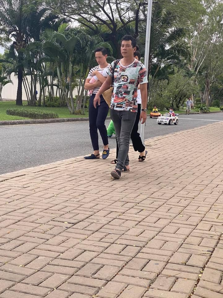 Hồ Ngọc Hà, Tăng Thanh Hà bị bắt gặp cảnh giản dị chăm con giữa phố, một nách hai con - 4