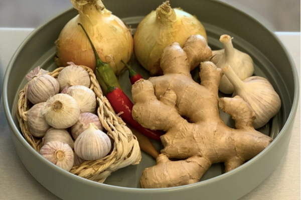 Gừng và tỏi là gia vị sẵn có giúp tăng miễn dịch, chống được lại cả virus.