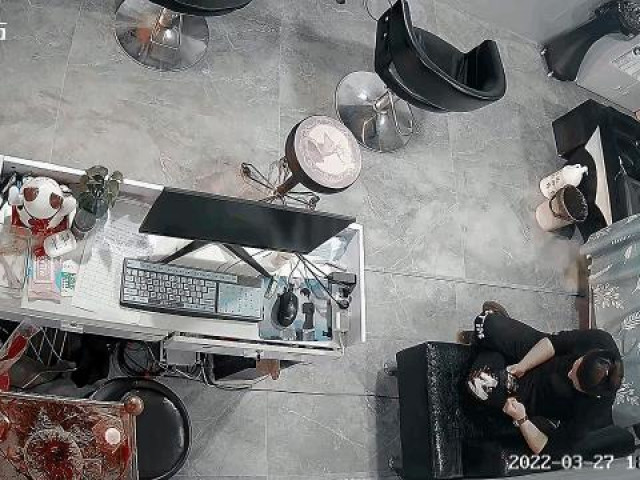 Clip Eva - Nhầm chân ga, tài xế ô tô lao thẳng xe vào trong tiệm tóc