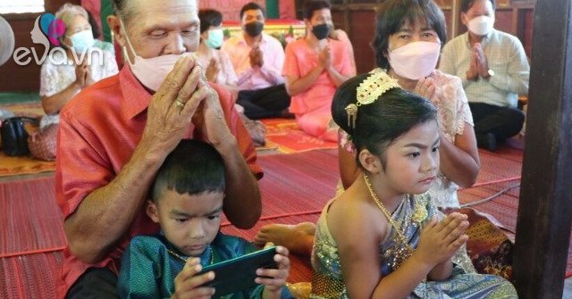 5 year old bride gets married, innocent groom is just busy looking at his phone