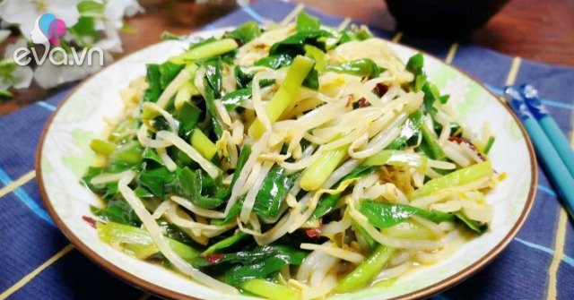 These two vegetables are stir-fried together and are easy to make and healthy for the liver, strengthen the ones, eat a lot without fear of gaining weight.