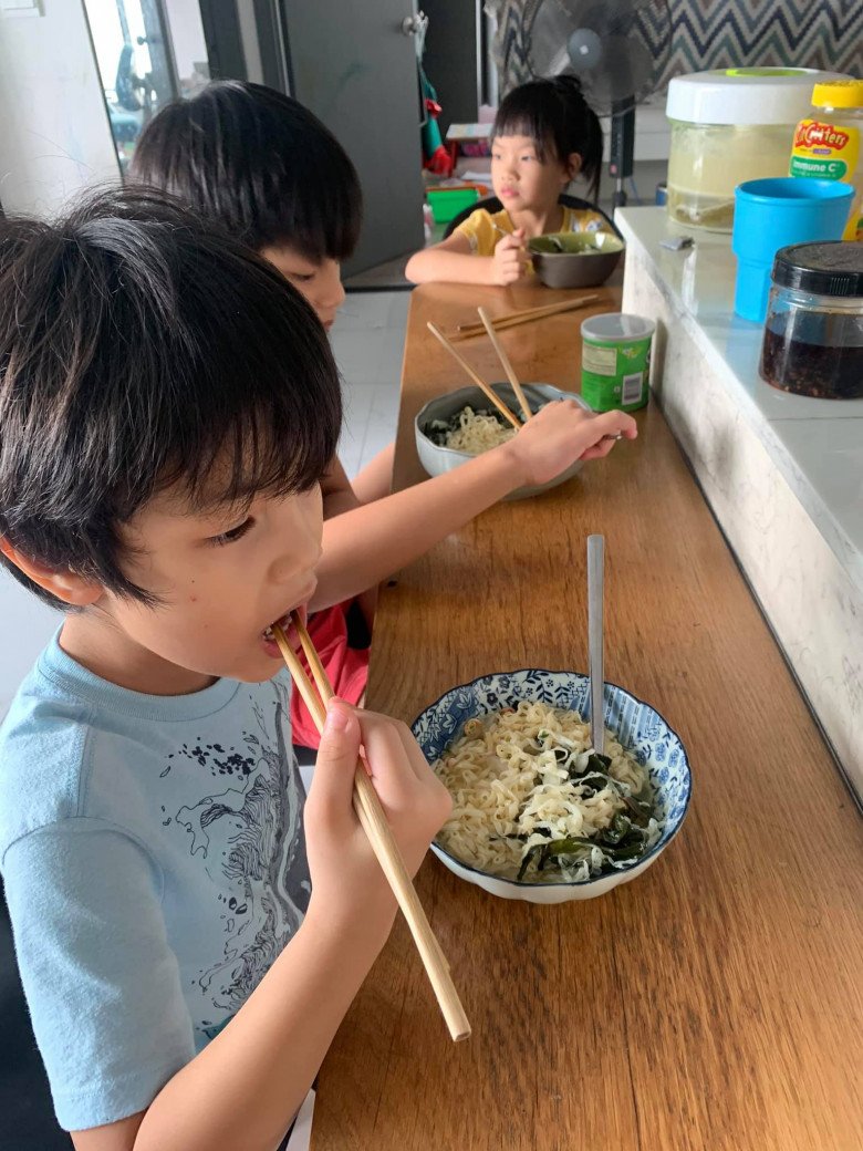 Runner-up Diem Chau cooks rice for his kids to take to school so delicious, classmates ask for it - 6