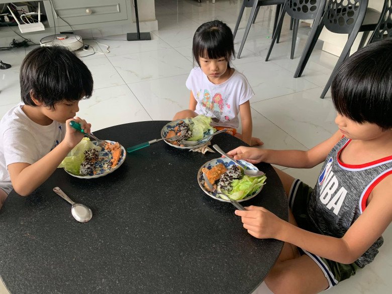 Runner-up Diem Chau cooks rice for his kids to take to school so delicious, classmates ask for it - 7