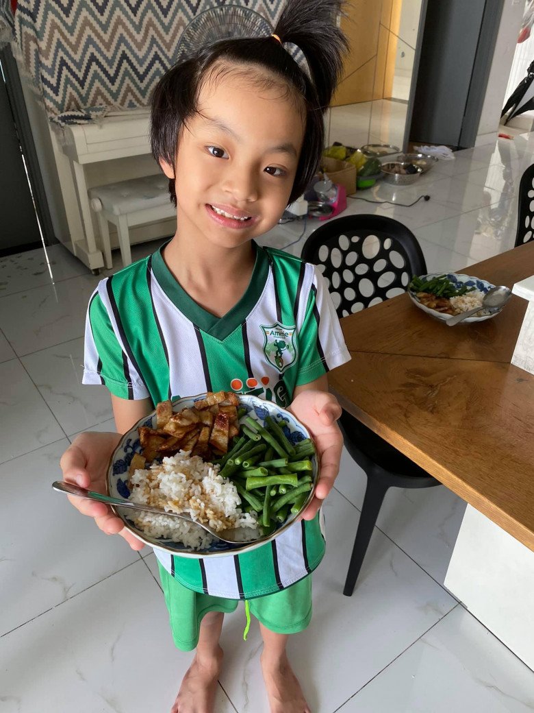 Runner-up Diem Chau cooks rice for his kids to take to school so delicious, classmates ask for it - 9