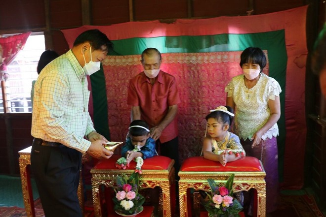 5 year old bride gets married, innocent groom is just busy looking at his phone - 1