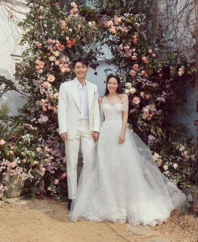 Son Ye Jin's bride wore 2 dresses at the wedding ceremony, the sisters just want to get married soon!  - first