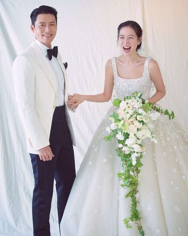 Son Ye Jin's bride wore 2 dresses at the wedding ceremony, the sisters just want to get married soon!  - 2