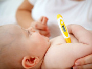 Làm mẹ - Trẻ sơ sinh bị sốt phải làm sao?