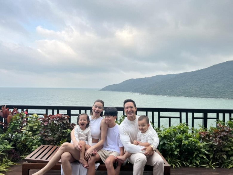 Subeo ngồi giữa mẹ và cha dượng tạo nên bức hình gia đình vô cùng hạnh phúc.