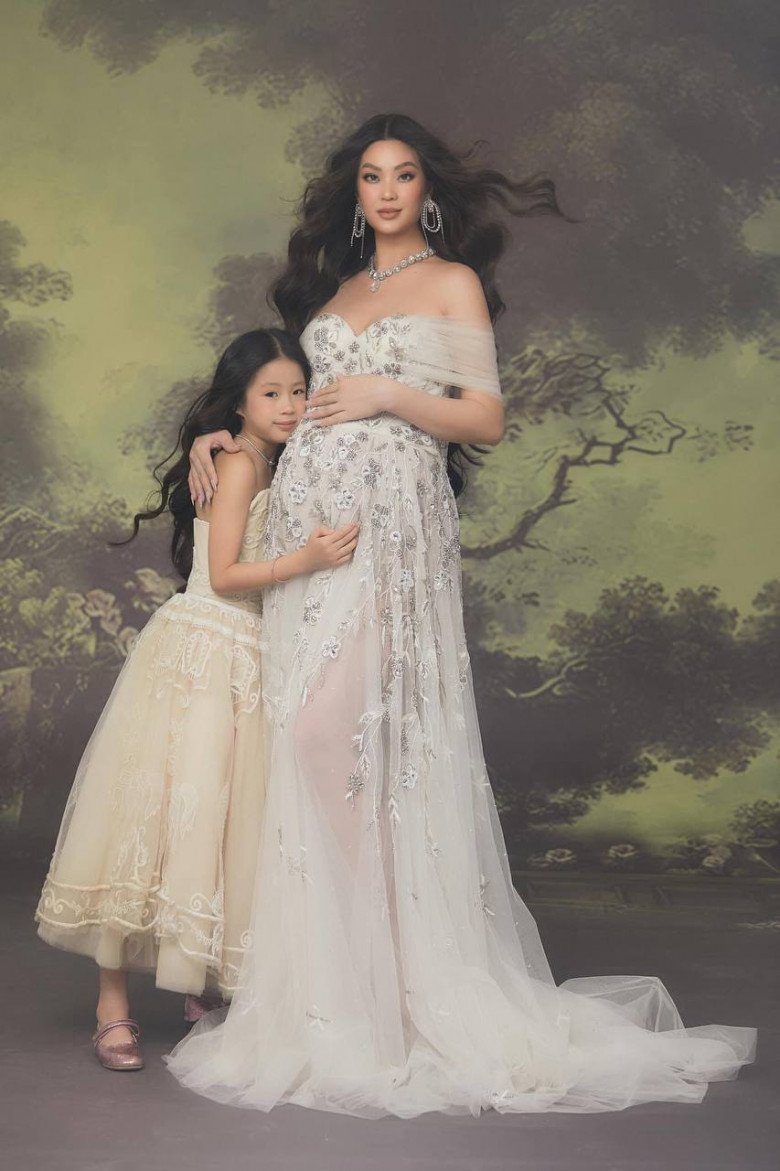 Bé July cũng xuất hiện trong bộ ảnh bầu cùng mẹ.