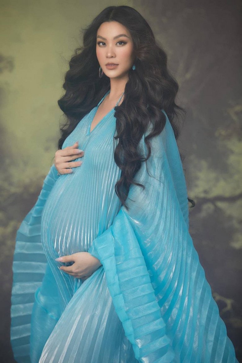 Cô khó ngủ vì em bé đạp nhiều song mọi thứ vẫn tương đối nhẹ nhàng với mẹ bầu xinh đẹp này.