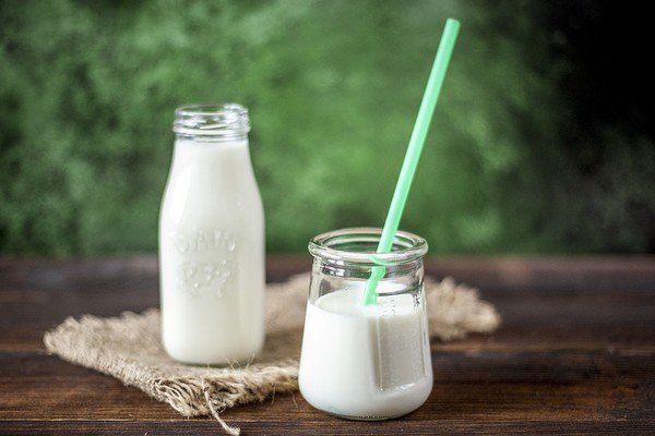 Uống sữa trước khi ngủ là bồi bổ hay làm hại cơ thể? Những điều xảy ra khi uống sữa trước khi đi ngủ - 1