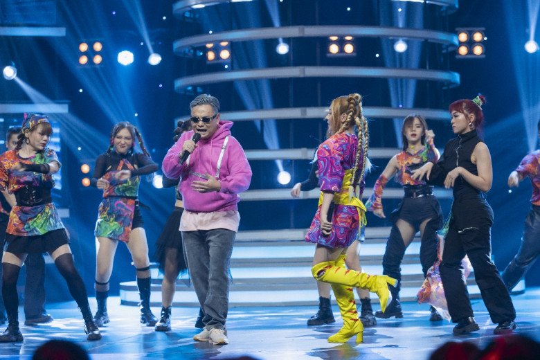 Hoàng Thùy Linh với phiên bản Gia Như xuất hiện trong tập 9. Đại Nghĩa, Khả Như và Hòa Minzy không thể nhịn cười trước màn biến hóa đầy tính giải trí của Trịnh Tú Trung. Anh không ngại biến hóa 2 lần từ Binz thành Hoàng Thùy Linh trên sân khấu. Hòa Minzy đã xin nam HLV đừng phá hình tượng đẹp trai của Binz.