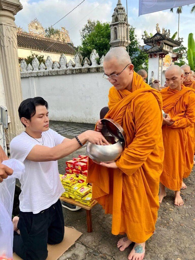 Đại Nghĩa cạo đầu đi tu cách đây không lâu.