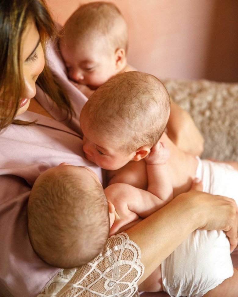 Người mẹ hạnh phúc nhìn 3 đứa con bé bỏng nằm gọn trong vòng tay. Dù phải sinh non nhưng hiện tại các em đều đang rất khỏe mạnh.