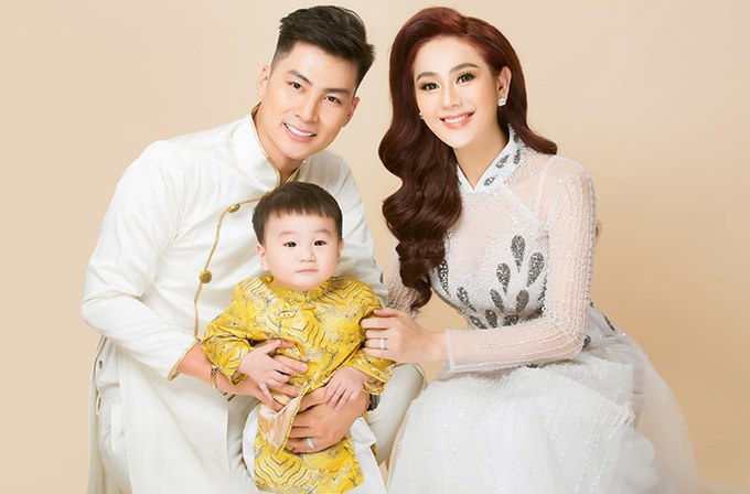 Lâm Khánh Chi từng có gia đình hạnh phúc với người chồng kém 8 tuổi trước khi cặp đôi rạn nứt và ly hôn. 