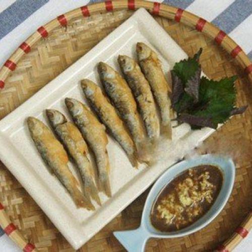 Cá rói chiên thơm ngon.