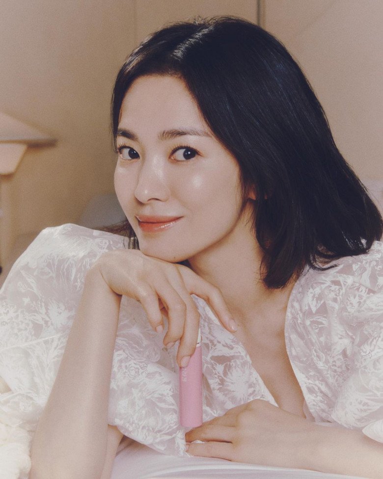 Song Hye Kyo 41 tuổi amp;#34;cânamp;#34; đẹp vai gái đôi mươi, chơi trội khi khoe da trắng, dáng gầy trước mặt trai trẻ - 12