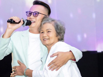 Ngày nào cũng làm việc này 2 tiếng, mẹ ca sĩ Hoàng Bách 81 tuổi chiến thắng ung thư, da đẹp như con gái
