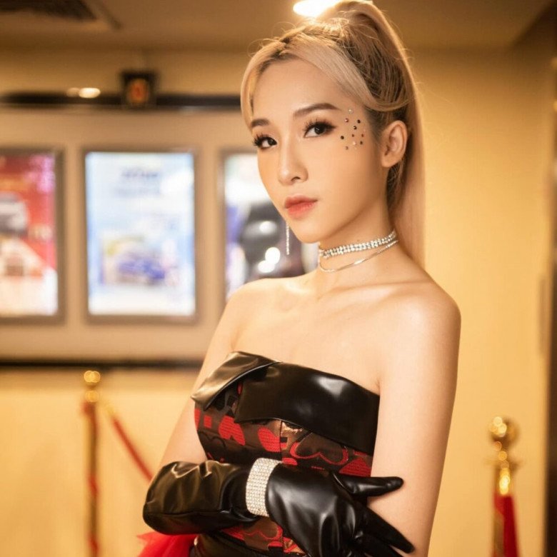Cô lấn sân sang âm nhạc và thu được thành công ngoài mong đợi.