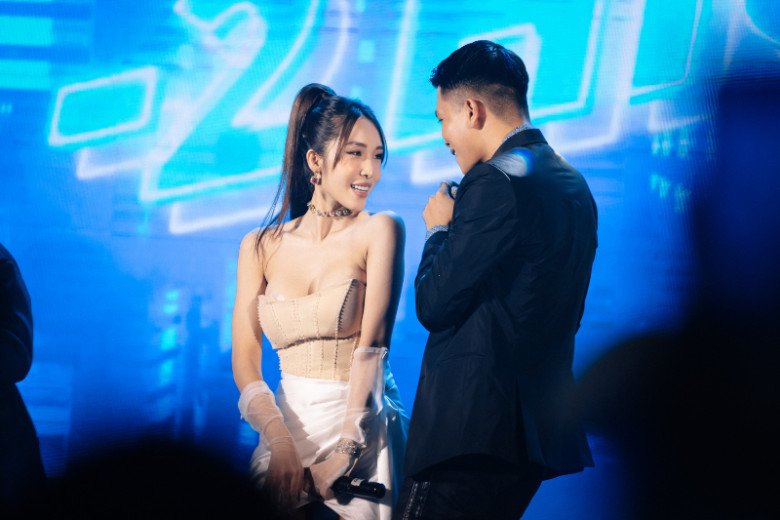 Công khai tình yêu, Emily và Big Daddy cho ra mắt ca khúc song ca và đoạt ngay giải thưởng lớn của Làn Sóng Xanh.