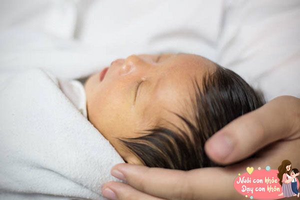 Việc cho trẻ nằm ngửa ngủ trong thời gian dài làm tăng nguy cơ mắc hội chứng đầu bẹt.